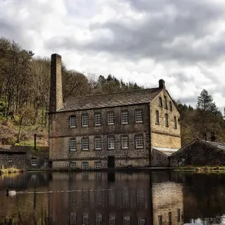 Love a stroll round Gibson Mill 🚶‍♂️⁠
⁠
- @stevenboonphotography⁠
⁠
#Yorkshire #YorkshirePrintCompany #YorkshireViews #LandscapePhotography #UKCountryside #GibsonMill
