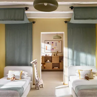 Auch die Kleinsten kommen im Landgut bei Düsseldorf auf ihre Kosten. 🧸✨

Zwei Betten, ein eigener Schreibtisch und ein Tipi-Zelt im eigenen Zimmer! Und wenn’s noch mehr Abenteuer soll: Draußen wartet 