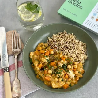 Field Doctor’s Sweet potato and spinach korma is a nourishing, plant based dish packed with roasted sweet potato, spinach, aubergine and red quinoa in a rich, creamy, aromatic coconut sauce. High in f