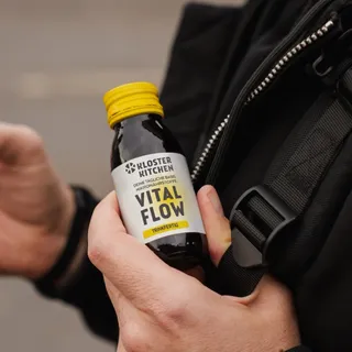 Deine tägliche Routine – einfach neu gedacht.

VITAL FLOW To-Go ist dein praktischer Begleiter für unterwegs: ein pflanzliches Mikronährstoffkonzentrat mit über 70 Zutaten aus Obst, Gemüse und Kräuter