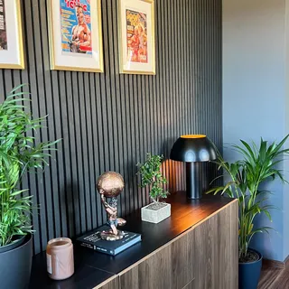 Wow, was für eine Transformation! 🤩 

Vorher: etwas kalt, trist und langweilig 🥱
Nachher: warm, gemütlich & super stylisch ✨😍

Was sagt ihr? Das Büro von Max hat einfach eine 180 Grad Verwandlung erle
