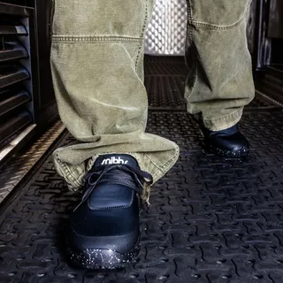 Tight spaces. Hot lines. No room for half effort.⁠
⁠
This is where craft shows up.⁠
⁠
On rubber mats, inside food trucks, behind every window that serves something worth coming back for—there's pride 