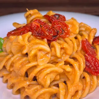 Oggi con questa pasta con crema di confit, asparagi e feta apro ufficialmente la stagione dei piatti primaverili. Che faccio, aggiungo un posto a tavola anche per te? 😍

Lista della spesa 👩🏼‍🍳
- 250 g