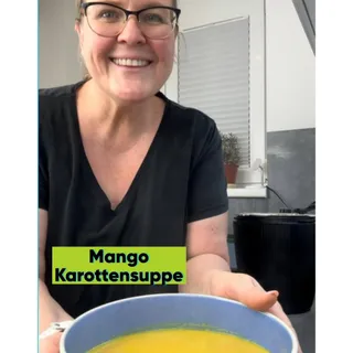 Werbung | Mango Karottensuppe 🥭🥕

Du benötigst:
400g Karotten
1 Zwiebel
1 reife Mango
15g Ingwer
15ml Sesamöl
1 TL Currypulver
400ml Light Kokosmilch
Gemüsesuppenpulver nach Geschmack 
600ml Wasser

M