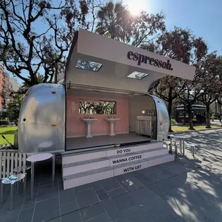 Ciao Bari! 👋☕️

Il nostro truck è arrivato con il pieno di prodotti extra caffeinated!

👛FREE limited edition pink shopper con ogni acquisto (fino ad esaurimento scorte).
🎁FREE Intenso Mini Mascara Mo
