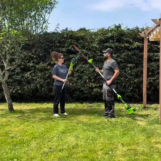 On a laissé l’entretien des extérieurs de côté pendant des mois à cause des travaux… et forcément, la haie a complètement pris le dessus

Un jour tu te décides, tu sors les outils… et tu te demandes p