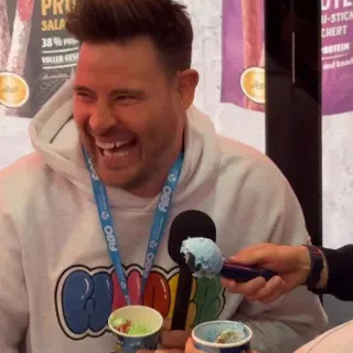 Unbezahlte Werbung| @marceggers weiß welches Eis am besten schmeckt! 🙂‍↕️

Ihr wollt auch probieren? Das hitschies Saure Drachenzungen Eis findet ihr ab jetzt im Handel!🤩🍦
