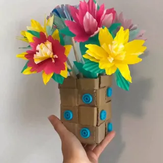 💐Mother’s Day is almost here… and this might just be the sweetest handmade gift! 😉

We turned simple cardboard into a textured basket-weave vase using our Makedo tools and filled it with handmade flow