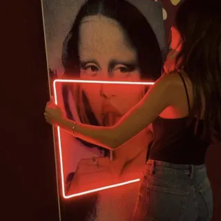 Gioconda Lollipop XXL is not just a painting, it is pure main character energy for your wall.

Oversized, provocative and glowing from inside a hot pink LED frame, it turns any room into a bold, pop a