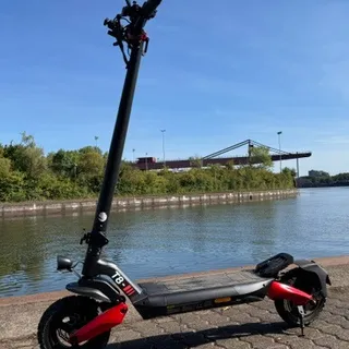 🛴 Fahre mutig, fahre weit, fahre mit dem T8!
Der T8 vereint Offroad-Robustheit, hohe Geschwindigkeit und große Reichweite – perfekt für den Stadtverkehr und Abenteuer am Flussufer. 🛴✨

Jeder Weg wird 
