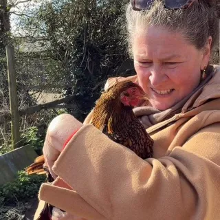 When Julia’s not busy working on her three businesses, you’ll probably find her with her dog or her chickens 🐓🐕‍🦺 she’s a country girl at heart! Anyone else have their own little fluff balls? #totalwa