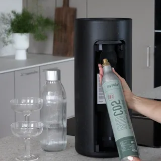 Running low on bubbles? 🫧​

Don’t worry! Mysoda sparkling water makers are compatible with the most common screw-in cylinder type that is widely available in local retail stores and online. Swapping y