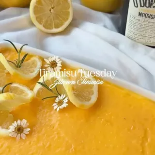 Anzeige | Wenn ihr noch Inspiration für euren Osterbrunch oder die kommende Grillparty brauchtet, werdet ihr hiermit definitiv punkten!🐣

Dieses Tiramisu mit Zitronenkuchenlikör ist einfach die perfek
