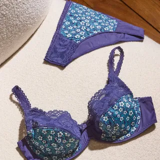 Quand la lingerie s'accorde à l'esprit de la saison...
Le nouvel imprimé du Flower Elegance Micro éveille des envies de mer et de nature, à la géométrie inspirées des patios andalous.

When lingerie c