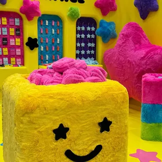 omg had the most fun ever at #ultabeautyworld yesterday 💛🩷💜 tysm 2 all the friends who dropped by this lil fuzzy wonderland :) everyone built the cutest gift bags ft. their fav hydro-stars, star balms