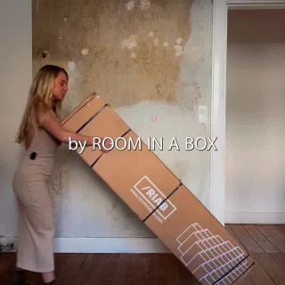Finally, our first big piece of furniture arrived! 🤍
We’ve been slowly turning this empty apartment into a real home, and this delivery definitely feels like a milestone. The highlight? Our cardboard 