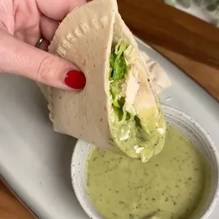How good does this chicken wrap look? 🤤💚

We used @toss_dressing Green Goddess dressing to coat the chicken + extra for dunking and we are OBSESSED 🤩