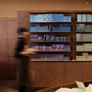 Ahead of its official opening on 28 March, our inaugural Chongqing store in Paradise Walk welcomes the Aesop Women’s Library. This year, the ephemeral literary takeover celebrates how writing that cen