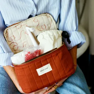 Celles qui savent… savent 🤍

Que le Bliss Vanity, ce n’est pas “juste” une trousse.
C’est un kit de survie pour les premiers jours qui suivent un accouchement. 

Celui que tu ouvres quand ton corps te