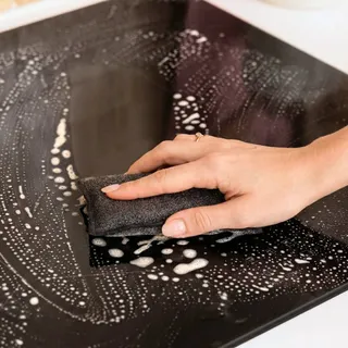Qui n’a jamais rêvé de récurer sa plaque sans stress et sans rayures ? 😮‍🔥✨

Avec notre éponge double face grattante, tu peux dire adieu aux traces et aux micro-rayures.
Elle nettoie à fond, sans abîm