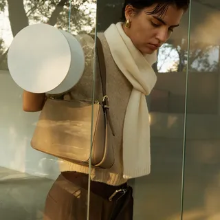 Late light, slower days.

The Double Zip Bag 32 in Sandstone is designed to move with you through the season. Light on the shoulder, effortless in feel, yet spacious enough for everything your day unf