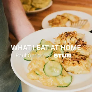 Was kocht ein Profikoch eigentlich zuhause?

In Episode 6 unserer Video-Serie What I Eat At Home treffen wir @pjgerber, Koch aus Mannheim und heute Head Chef im @luna.claerchens in Berlin.

Privat koc