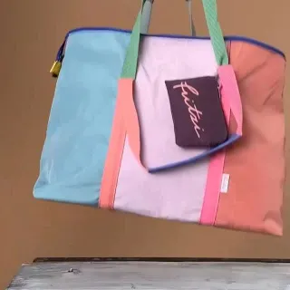 𝗠𝗲𝗵𝗿. 𝗨𝗻𝗱 𝗺𝗲𝗵𝗿. 𝗨𝗻𝗱 𝗺𝗲𝗵𝗿. 👜✨

Der my Shopper Limited Multi
schluckt einfach alles.

Aber aufgepasst 👀
Ein Teil darin ist neu …

👉 𝗘𝗿𝗸𝗲𝗻𝗻𝘁 𝗶𝗵𝗿, 𝘄𝗲𝗹𝗰𝗵𝗲𝘀?

👀 Coming soon

—

More. And more. And more. 👜✨
