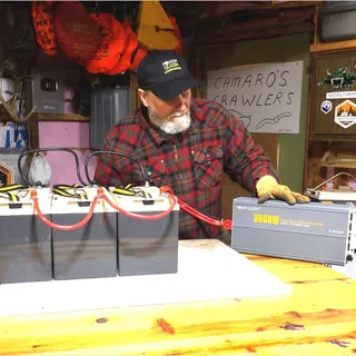 Winter-Off-Grid-Ziele! 🌨️🔋 Vielen Dank an@Knetters Practical Outdoors für diese genialen Aufnahmen unserer Low-Temp Batterien in Aktion.
Egal ob in der Holzwerkstatt oder draußen im tiefen Schnee – Po