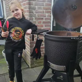 Kom je thuis op maandag om 17:30 en staat mn kleine chef bij de BBQ, aangestoken en wel 🤩🥰 tsja wat doe je dan ?!? Improviseren en even snel aan de bak. Heerlijk hamburgers gebakken met gebakken uitje