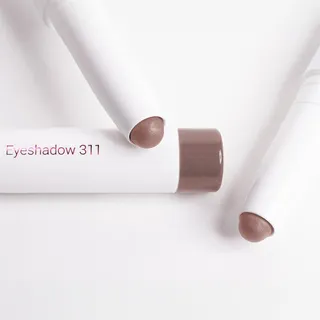 Soft & Natürlich: Eyeshadow Taupe 🤎
Mit dem dezenten Braunton kannst du deine Augen betonen und trotzdem absolut natürlich bleiben. Die ideale Farbe für jeden Tag ✨

Im neuen YouTube-Video erfährst du