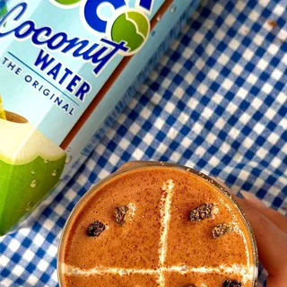 Hot cross buns… but make it ✨blendable✨ 🥥🍞🐣
We got a little weird this Easter and honestly? No regrets.
Coconut water + hot cross bun smoothie = unexpectedly iconic smoothie