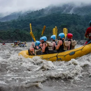 Eén van de leukste dingen om te doen in Banos in Ecuador is raften. De gidsen checken de waterstand op verschillende plekken van de Rio Pastaza. Wanneer het veel heeft geregend zijn bepaalde delen van