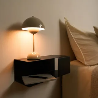 Neu bei uns: Nachttisch zur Wandmontage aus Metall ✨🛏️
Schwebender Look, maximale Ordnung – und richtig stabil.

Aus einem Stück gefertigt (clean & robust)
Kabeldurchführung für Lampe & Ladekabel 🔌
Te