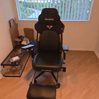 Looks like one of our casters just upgraded their setup 👀 @maxtomp 
“OMG this is the best gaming chair I’ve ever used! Heated and massage functions for my aching back?!��💺

Glad to see the M6 Ultra 2.0