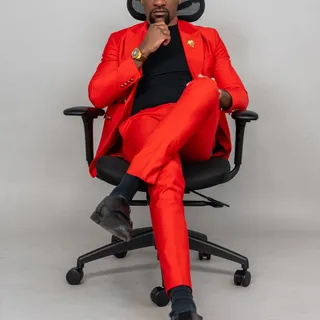 Which Pose? 📸  Whether I’m behind the camera or editing after a long shoot, comfort matters just as much as the shot itself.

This ergonomic chair from @desktronic is designed to support you through e