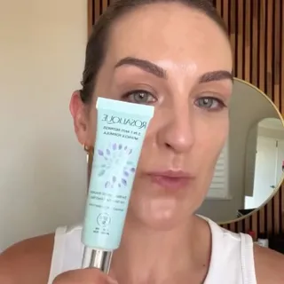 “The ONE step that helps cancels redness instantly”

@rosalique_skincare @rosaliqueirl 3-in-1 anti-redness miracle formula 🌱 I’ve been so lucky to work with this brand that I LOVE and is a staple in m