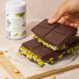 On a testé aujourd’hui une nouvelle variation de chocolat au matcha – et c’est super facile à faire ! 🍵🍫
Notre propre Kinder Country au matcha !
Faites fondre du chocolat noir et étalez-le dans un mou