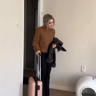 Weekendje weg zonder stress 🧳✨
Vroeger was mijn grootste twijfel: “Wie doet de kattenbak?” Of: “Kan ik dit wel 2 dagen laten staan?”
Sinds Poopy hier staat, hoef ik daar letterlijk niet meer over na t