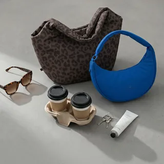 Für alles, was mit muss. Unsere Handtaschen gibt's jetzt auch in blau und braun leo. 💙🐆 Welcher Colorway ist dein neuer Favorit? #JohnnyUrban #UrbanLifeStyle