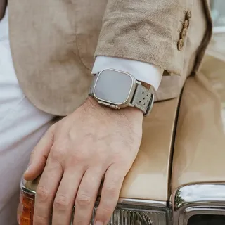 Aus dem R107. Für das Handgelenk. Die neue Heritage Edition.

Das originale Leder eines Mercedes-Benz SL R107, in hunderten Handgriffen vollendet in unserer Manufaktur. Wir haben die Historie dieses G