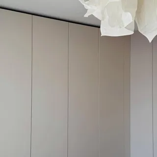 IKEA PAX – aber als Einbauschrank gedacht 🤍
Mit deckenhohen Fronten wird aus einem Standard-System eine maßgeschneiderte, smarte Lösung.

Kein Staubfang oben drauf, keine sichtbaren Übergänge – sonder