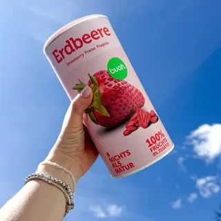 Wir hoffen, dass ihr das Wochenende genauso sehr genossen habt, wie wir. 🌞⁣
⁣
Bei uns gab es auf jeden Fall einige Sonnenpausen, mit unsern gefriergetrockneten Erdbeeren. 🍓⁣
⁣
Erzähle uns von deinem W