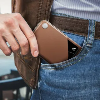 The little and lightweight LOC8 VERSA Wallet Universal is perfect for pockets and bags.

Feel lighter with a downsized wallet for everyday carry minimalists.

Find it anywhere with the Find My or Find