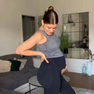 Ein Look, der mitwächst – und dich dabei einfach gut aussehen lässt 🖤
Schwarz geht immer. Komfort auch.
#SivaraLeggings#PregnancyStyle #SivaraMoments