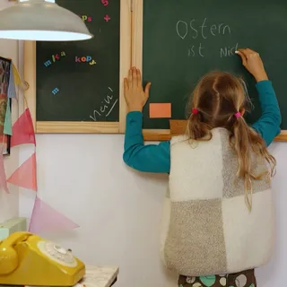 …Schokohasen verteilen & Ostereier suchen. 🐰

Klar, das macht Spaß.
Aber weißt du, was Kinder WIRKLICH brauchen?

Orientierung, Liebe, Geborgenheit, Mut.

Menschen, die ihnen zeigen:
Du bist gut, so w