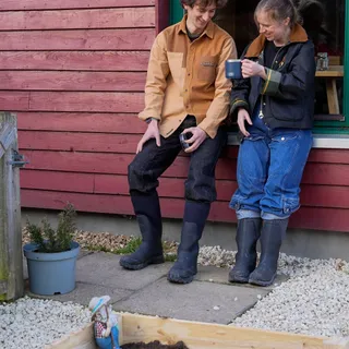 Tea tastes so much better after a hard day’s work.☕️ What’s your favourite post work treat? Comment below👇. 

📸 @somewherewilder 

#muckboot #muckboots #wellyboot #dogwalkingboots #gardeninglife