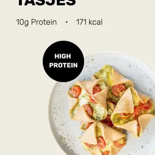 Deze protein pizza-tasjes zijn gevaarlijk lekker 🤤🍕 en ja… ze bevatten maar 171 kcal per stuk 👀

Buitenkant knapperig, binnenkant heerlijk smeuïg met gesmolten mozzarella 🧀✨ Perfect als je zin hebt in