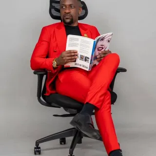 3 Poses 📸 Performance isn’t just about the shoot, it’s about what happens after.

This ergonomic desk chair from @desktronic keeps me comfortable through every edit.

Use code DASANTE for an additiona