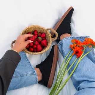 New season, same barefoot feeling. 🌷🌼

Spring is here and it’s time to move naturally. Grab your favorite Feelgrounds and get outside. Good vibes and happy feet guaranteed. 👣