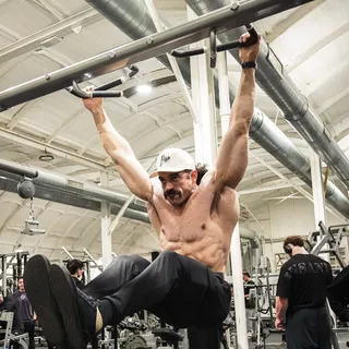 Find yourself a pair of shoes that can hang all day.
From lifting… to living. 🦶 @bearfootshoes 
.
These shoes rocked with me the entire Arnold’s week on concrete floors for like 12 hours straight. I c